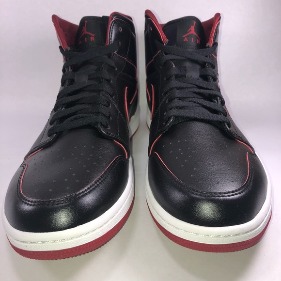 Air Jordan Retro 1 Mid Black Basketball Sneakers - Picture 5 of 7